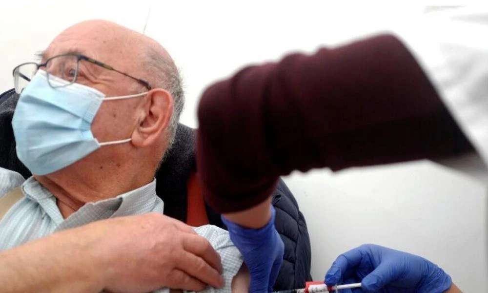 Εμβολιασμοί: Ξεκινούν αύριο τα ραντεβού για την ηλιακή ομάδα 80 - 84 ετών